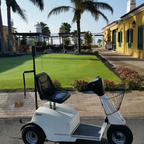 NEW PUTTING-GREEN AT GOLF DEL SUR´S CLUB HOUSE